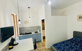 Studio neuf bien placé, jardin et parking gratuit